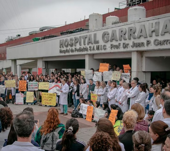 Aumento en el Garrahan: El Gobierno cede a residentes, pero los gremios denuncian que "agrava el conflicto"